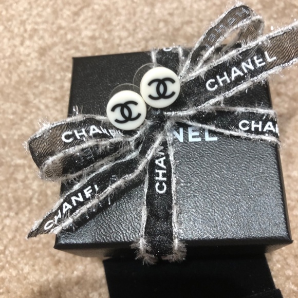 CHANEL Earrings - Picture 8 of 11